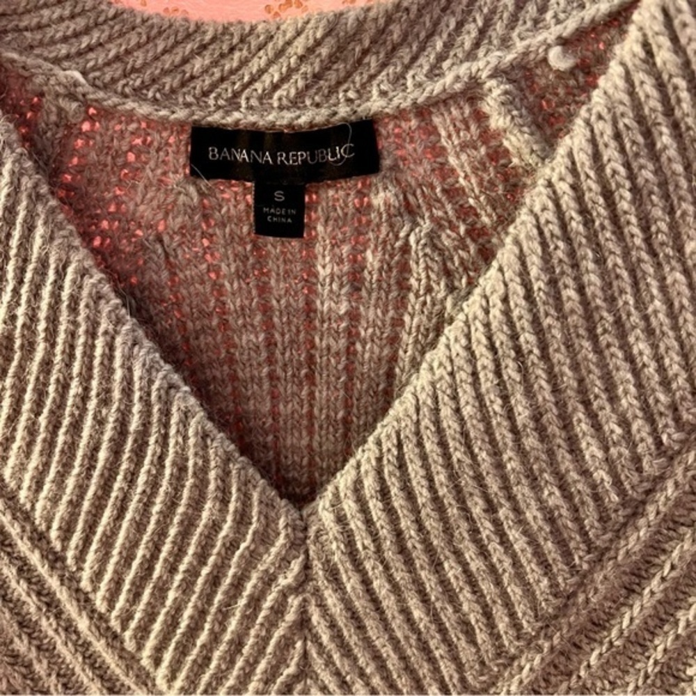 #049 🥀 Banana Republic Grey Knit Sweater - Picture 4 of 9